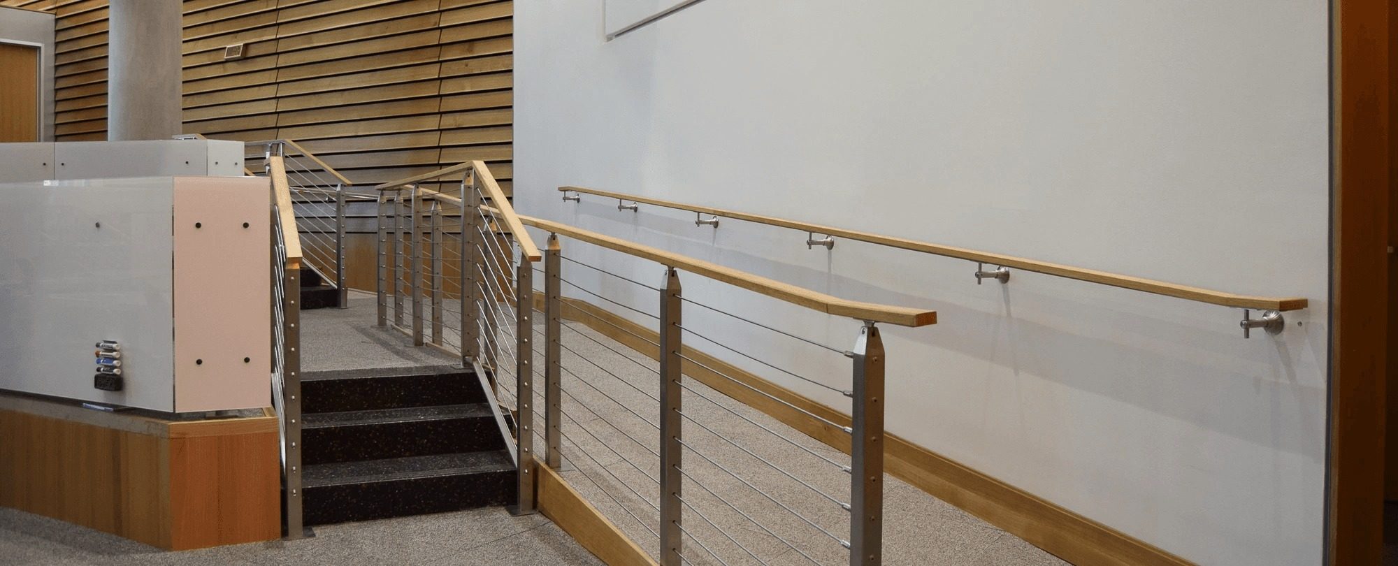 Lắp đặt thanh tay vịn cho khu vực cầu thang