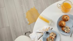 nguyên nhân sàn vinyl xuống cấp do thực phẩm đồ uống