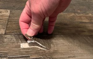 Hư hại đến từ sàn vinyl kém chất lượng