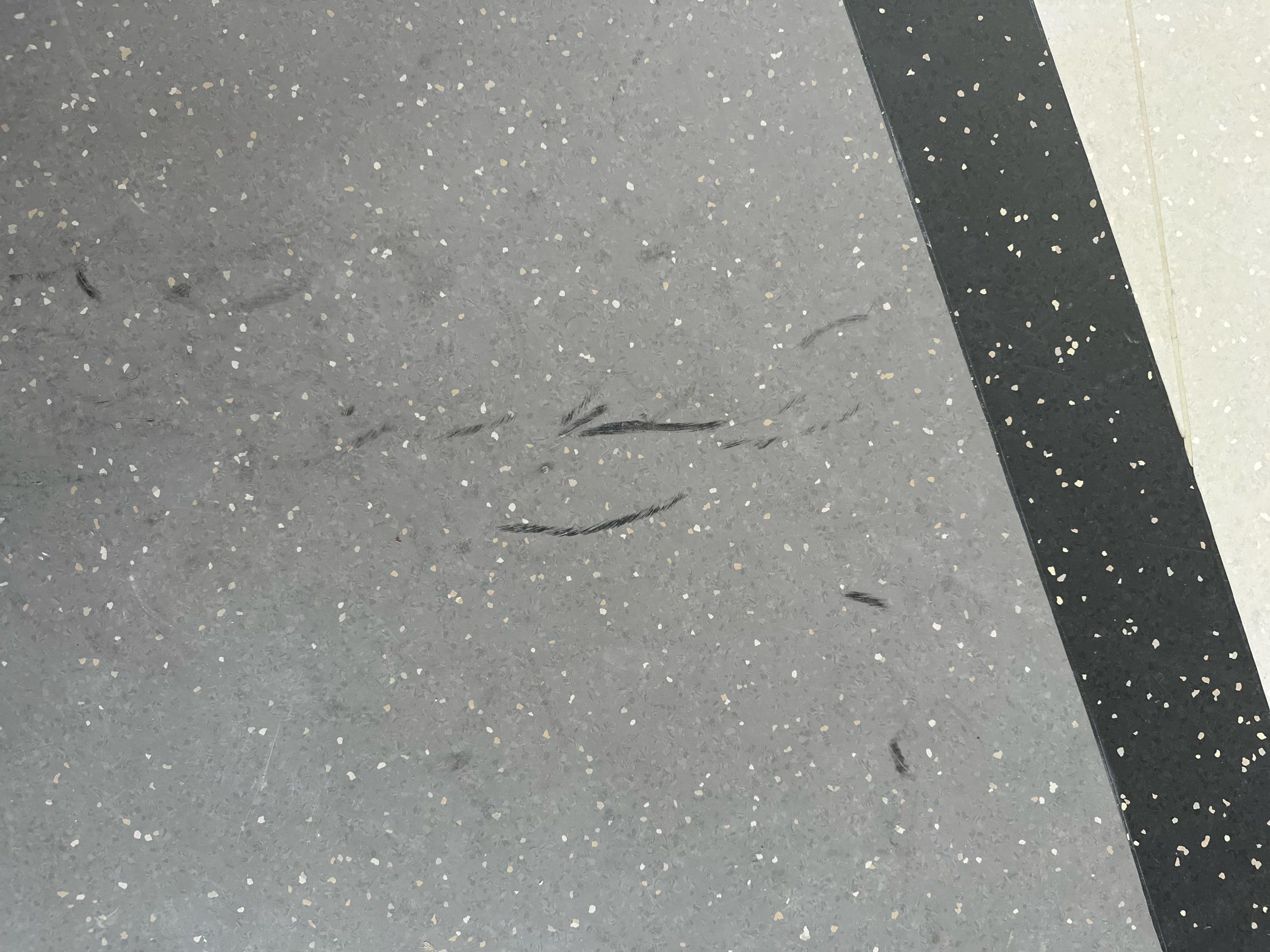 các vết xước nhỏ từ sàn vinyl từ các vật dụng y tế