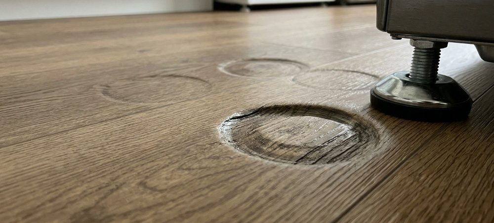 vết hằn in từ đồ nội thất tạo ra điểm yếu sàn vinyl