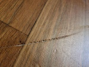 bánh xe làm trầy xước bề mặt sàn nhựa vinyl
