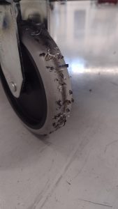 các bụi bẩn trên bánh xe ảnh hưởng bề mặt sàn nhựa vinyl