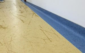 quy trình bảo dưỡng sàn vinyl cần xử lý các vết trầy