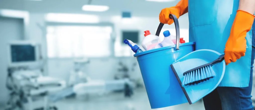 Sử dụng các loại chất tẩy phù hợp cho việc vệ sinh tay vịn hành lang