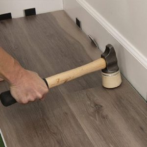 sử dụng các công cụ trong việc lắp đặt thi công sàn vinyl