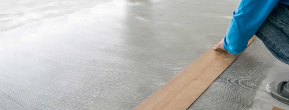 trải keo cho việc lắp đặt thi công sàn ivnyl