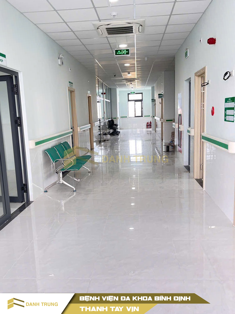 sử dụng thanh tay vịn trong hành lang bệnh viện đa khoa Bình Định