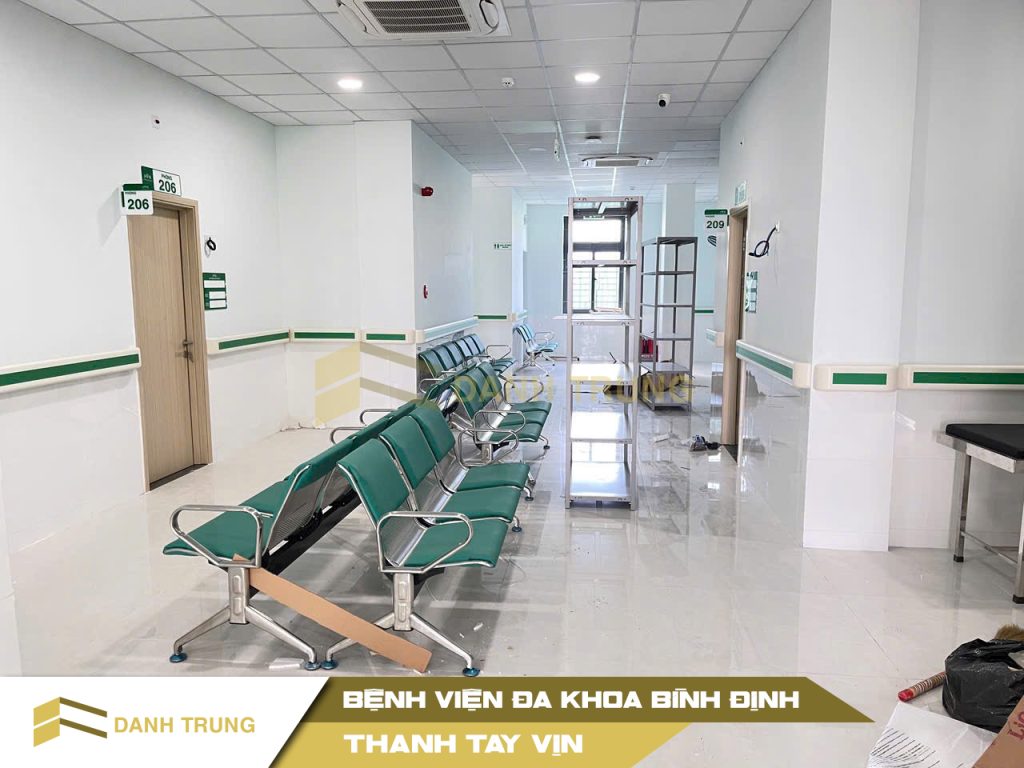 sử dụng thanh tay vịn trong phòng lễ tân bệnh viện đa khoa Bình Định